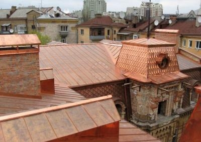 Otdelka krovli i chasti fasada cherepicey